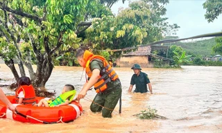 Công an xã Tuấn Sơn, tỉnh Lạng Sơn hỗ trợ người dân di dời đến nơi an toàn. 