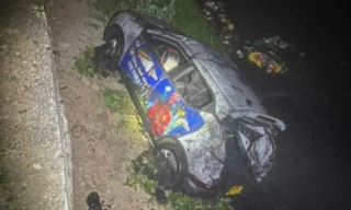 Hà Nội: Ô tô con lao xuống sông Nhuệ, tài xế may mắn thoát nạn