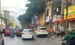 Tai nạn liên hoàn giữa 2 ô tô và nhiều xe máy ở Hà Nội, 4 người bị thương