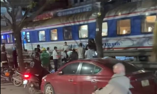 Hà Nội: Tài xế xe máy văng xa hàng chục mét, tử vong sau va chạm với tàu hỏa