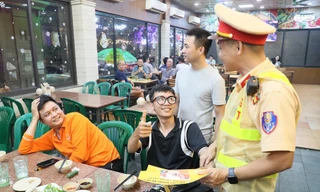 CSGT bất ngờ đến quán bia dán tờ giấy, 'dân nhậu' vui vẻ gọi xe ôm về nhà