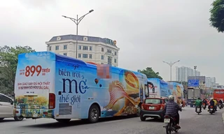 2 xe ô tô khách cỡ lớn dán kín quảng cáo chạy trên đường phố Hà Nội