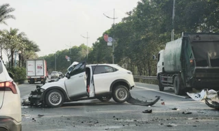 Hà Nội: Ô tô con va chạm xe chở rác, 1 người bị thương