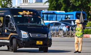 Đề xuất phạt đến 14 triệu đồng đối với tài xế ô tô biển trắng nhận chở khách thu tiền