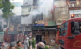 Hà Nội: Cháy nhà trên phố Hàng Mã, một người trèo ra mái hiên tầng 3 ngã xuống đường