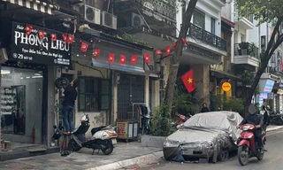 Cẩu, kéo chiếc ô tô phủ bạt, bị 'bỏ quên' nhiều năm trên phố Bát Sứ