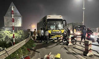 Hà Nội: Xe khách tông xe máy bốc cháy, 2 người tử vong