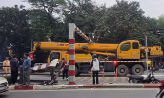 Hà Nội: Xe cẩu húc thanh giới hạn chiều cao cầu vượt, một phần khung sắt rơi vào 2 xe máy 
