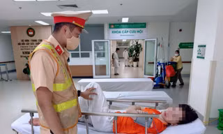 CSGT Hà Nội dùng xe đặc chủng mở đường đưa nam sinh bị đột quỵ đi cấp cứu