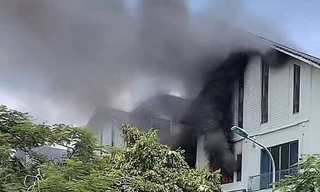 Lửa cháy ngùn ngụt tại căn biệt thự ở Hà Nội