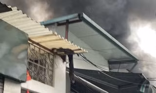 Cháy kho đông lạnh ở Hà Nội, cột khói đen cuồn cuộn