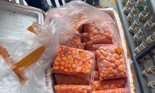 Hà Nội: Thu giữ hơn 12 tấn sụn gà, trứng non nghi nhập lậu