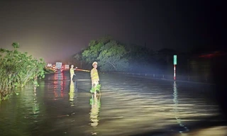 Sáng nay cao tốc Hà Nội - Thái Nguyên vẫn có đoạn ngập sâu 45cm 