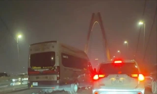 Ùn tắc hàng giờ qua cầu Nhật Tân hướng vào trung tâm Hà Nội