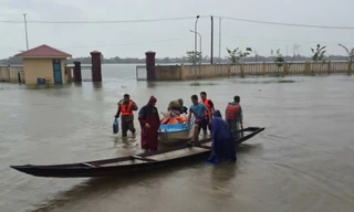 6 người đi cứu trợ bị lật ghe giữa mưa lũ tại Huế