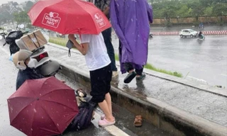 Người phụ nữ đi xe máy một mình nghi bị sét đánh tử vong trên đường đê ở Hà Nội