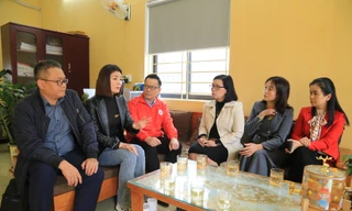 Quỹ Thiện Tâm thông qua báo Tiền Phong trao tặng trường Mầm non Việt Hồng.