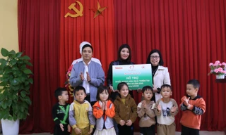 Quỹ Thiện Tâm thông qua báo Tiền Phong trao tặng trường Mầm non Việt Hồng.