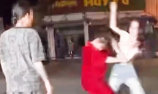 Hà Nội: Một cô gái bị đánh giữa đường vì mâu thuẫn tình ái