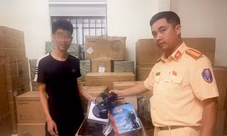 Hà Nội: Phát hiện xe tải chở gần 2.000 quạt, sạc điện không rõ nguồn gốc
