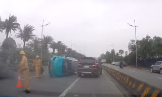 Tài xế buồn ngủ, xe công nghệ lao vào dải phân cách lật giữa đường
