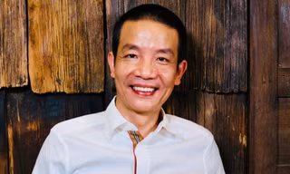 Nhạc sĩ Nguyễn Vĩnh Tiến trở thành y sĩ ở tuổi 52 