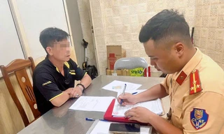 Hà Nội: Xử phạt tài xế xe tải để dầu diesel chảy xuống đường