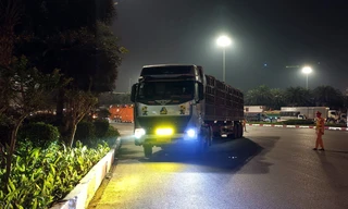 CSGT Hà Nội xuyên đêm xử phạt xe tải lắp thêm đèn, còi hơi