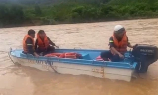 Nghẹt thở giải cứu 5 người mắc kẹt gần 2 ngày vì lũ chia cắt