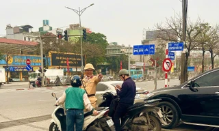 Hà Nội: Xử lý hàng chục tài xế ô tô, xe máy vượt rào chắn đường sắt 