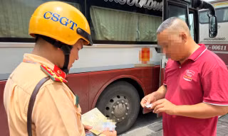Nếu CSGT không chấp nhận kiểm tra GPLX trên VNeID, người dân có thể phản ánh tới Cục trưởng CSGT
