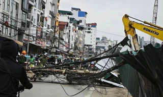 Hà Nội: Cột điện bất ngờ đổ chắn ngang đường La Thành