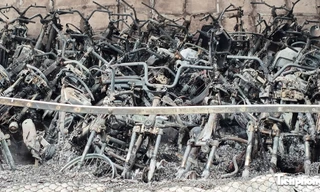 Cận cảnh hàng trăm xe máy bị lửa thiêu rụi trong bãi xe dưới cầu Vĩnh Tuy