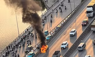 Hà Nội: Ô tô con bốc cháy ngùn ngụt ở đường Vành đai 3 trên cao