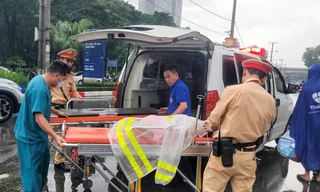 CSGT Hà Nội nhường áo mưa, giúp 2 bệnh nhi mắc bệnh hiểm nghèo 'vượt ngập' đi cấp cứu