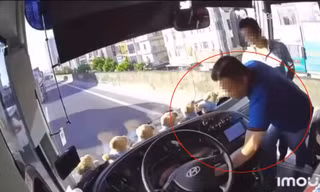 Mâu thuẫn ở đường Vành đai 3 trên cao, một người đàn ông lao lên xe khách rút chìa khóa rồi bỏ đi