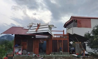 Huy động hàng trăm người khắc phục hậu quả dông lốc, giúp người dân sớm ổn định cuộc sống