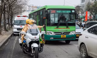 CSGT hướng dẫn người dân nhận diện xe ưu tiên, chủ động nhường đường tránh bị xử phạt