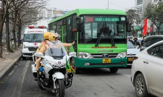 CSGT hướng dẫn người dân nhận diện xe ưu tiên, chủ động nhường đường tránh bị xử phạt