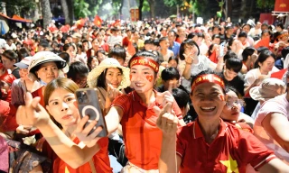 Biển người hát trong đêm ở Hà Nội