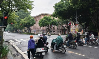 Tài xế dừng đèn đỏ, tay sử dụng điện thoại di động có bị xử phạt?