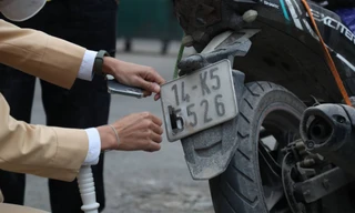 Hà Nội: Cảnh sát xử lý nhiều tài xế che biển số để 'qua mặt' camera AI