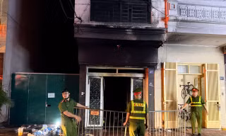 Hà Nội: Cháy nhà trên đường Hồng Hà, 5 người mắc kẹt được đưa ra ngoài an toàn 