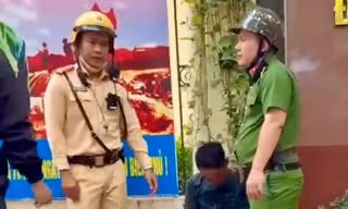 Hà Nội: Khống chế đối tượng cầm bồ cào đập phá xe người đi đường