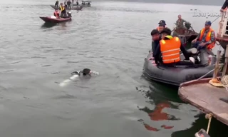 Người nhái Lữ đoàn 126 tìm thấy nạn nhân cuối cùng vụ chìm tàu trên hồ Thác Bà