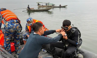 "Người nhái" của Lữ đoàn Đặc công Hải quân 126 lặn nhiều giờ để tìm kiếm người mất tích.
