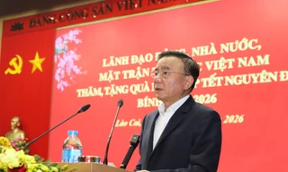 Đ/c Trần Cẩm Tú - Thường trực Ban Bí thư mong muốn người dân có thêm nghị lực để vươn lên ổn định cuộc sống, đón một mùa xuân mới trọn vẹn, ấm áp. Ảnh: Cổng thông tin tỉnh Lào Cai.