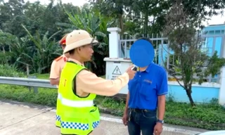 Phát hiện tài xế vi phạm nồng độ cồn kịch khung, CSGT lập tức điều xe khác chở 45 khách du lịch