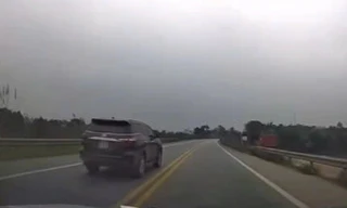 Phạt tài xế xe biển xanh vượt ẩu trên cao tốc Nội Bài - Lào Cai