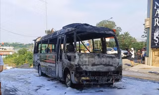 Ô tô 24 chỗ cháy ngùn ngụt trên đường Chương Dương Độ